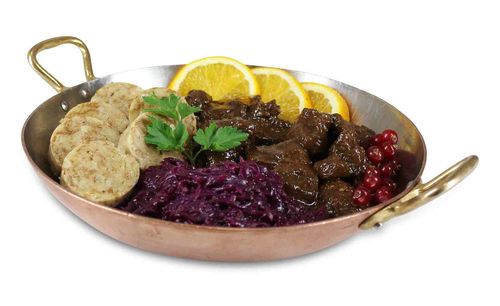 Wildgulasch mit Serviettenknödeln und Apfelblaukraut Wildgulasch mit Serviettenknödeln und Apfelblaukraut
