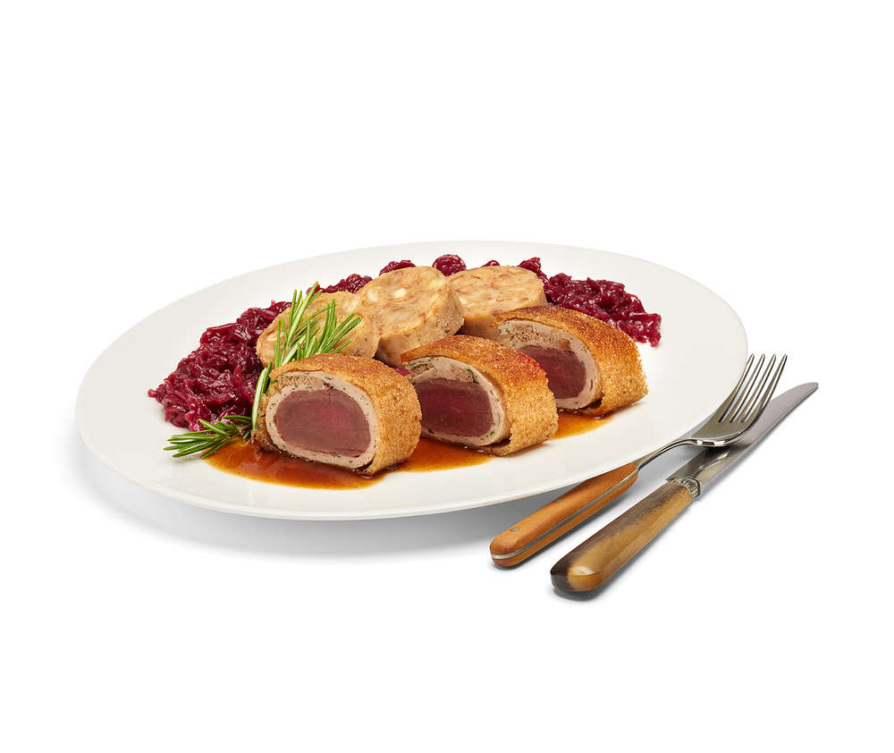 Hirschrücken im Brotteig mit Servietten-Maronenknödel, Blaukraut und Wildsauce, für 2 Personen