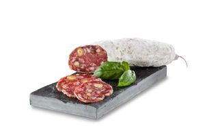 Salami mit Haselnüssen